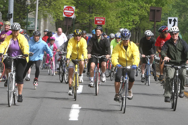 Bike marathoners on the road