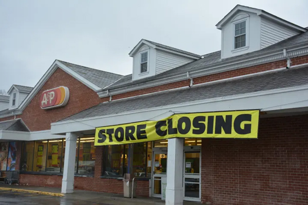 Store closing sign on former A&P building